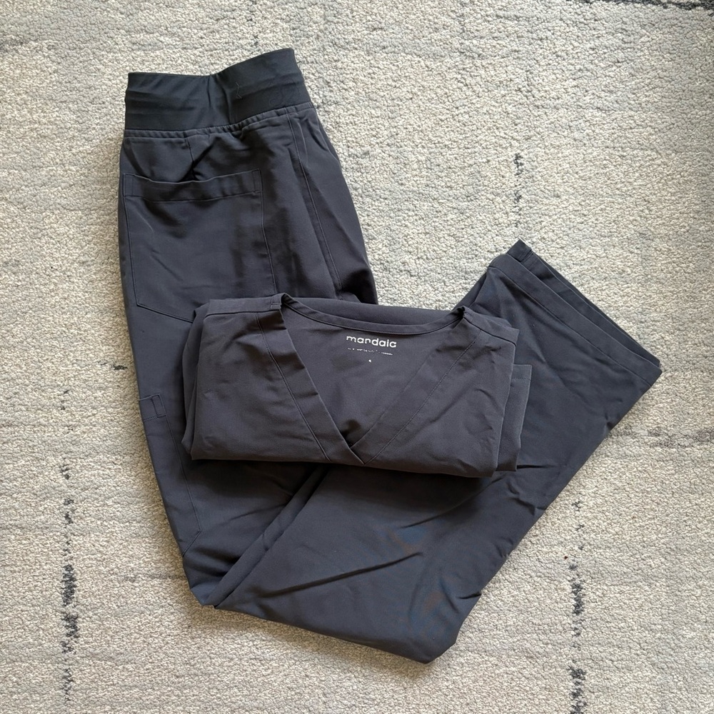 Mandala Scrub Top and Pants Set in Pewter Grey Size Small
